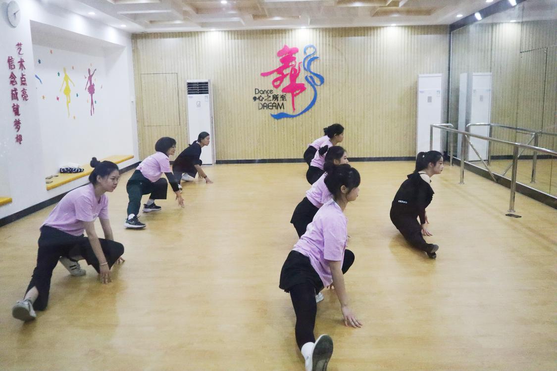 乐平镇新时代文明实践所的舞蹈室内,一群女孩正在排练。佛山日报记者邵巧玲摄.jpg