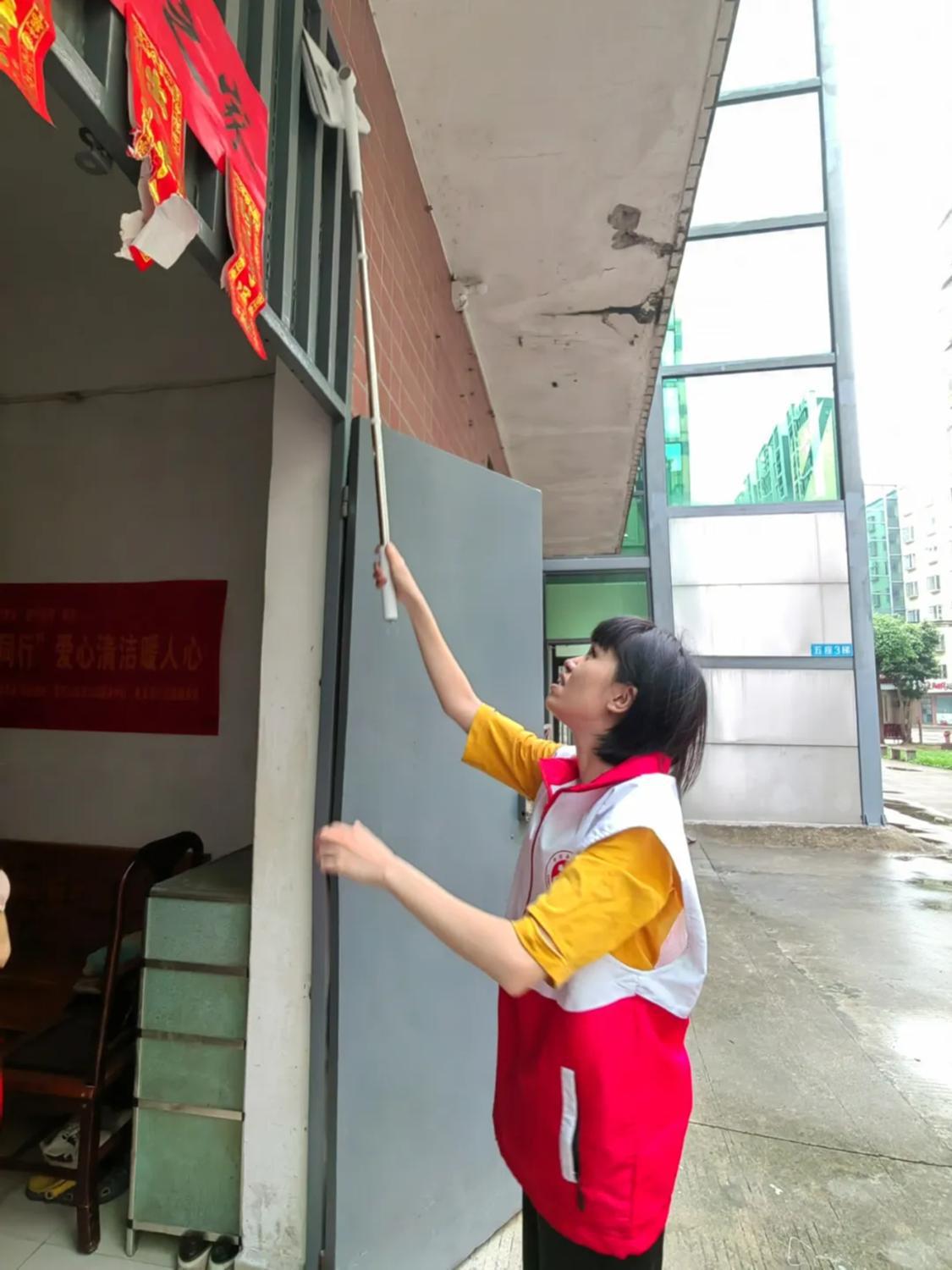“老友同行”志愿服务队队员正在为受助对象家中进行清洁。部门供图.png