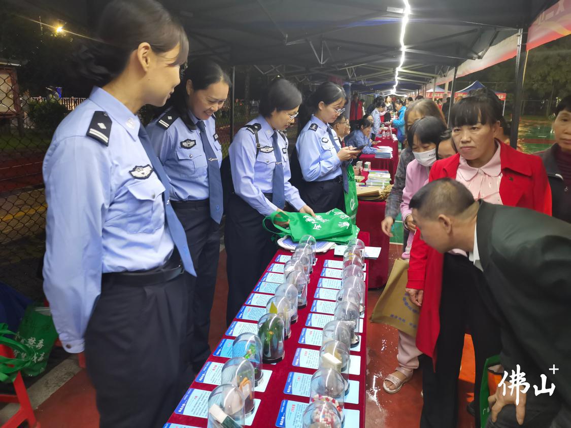 市民来到活动周边的摊位，学习相关知识。郑泽聪摄.jpg