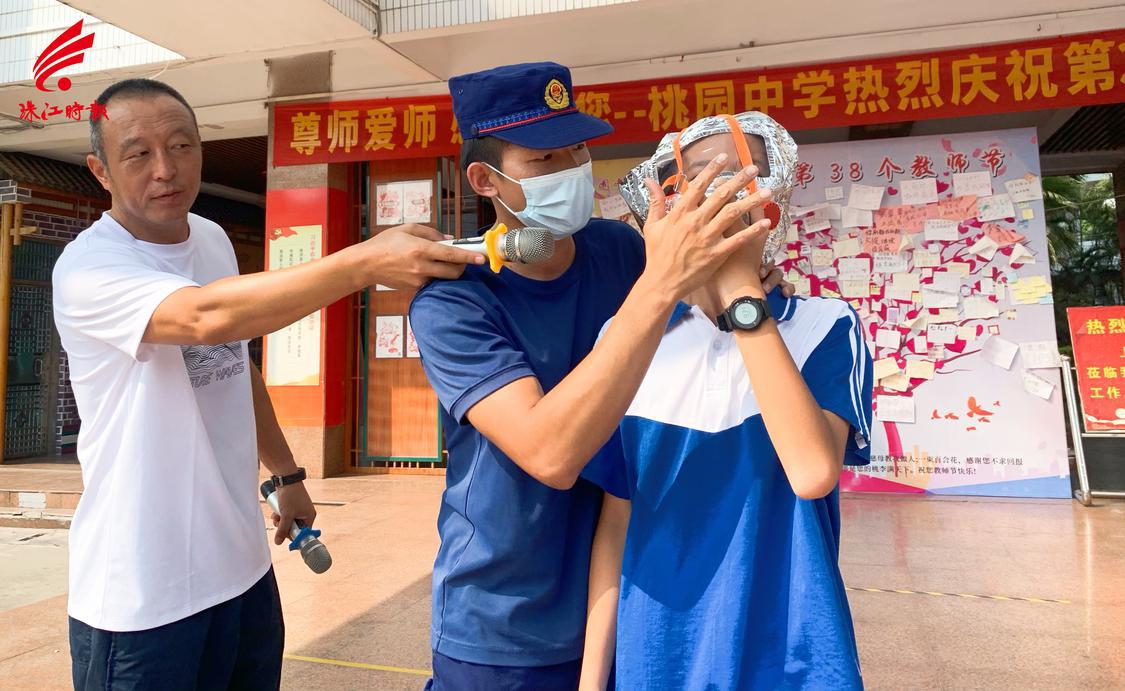 防毒面具佩戴演示.jpg