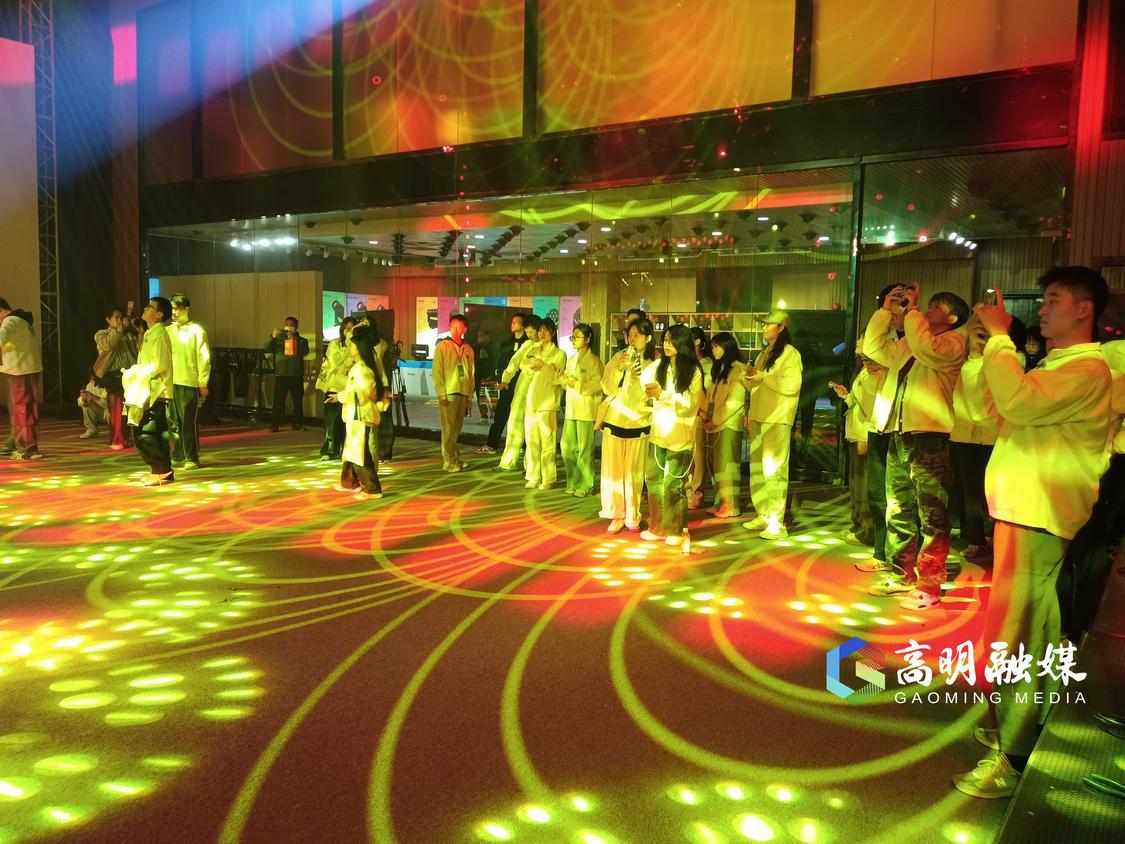 师生们在体验佛山毅丰电器公司先进的灯光音响效果。.jpg