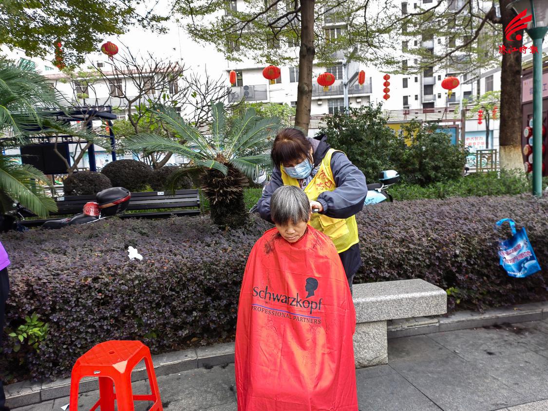 志愿者为街坊免费理发.jpg