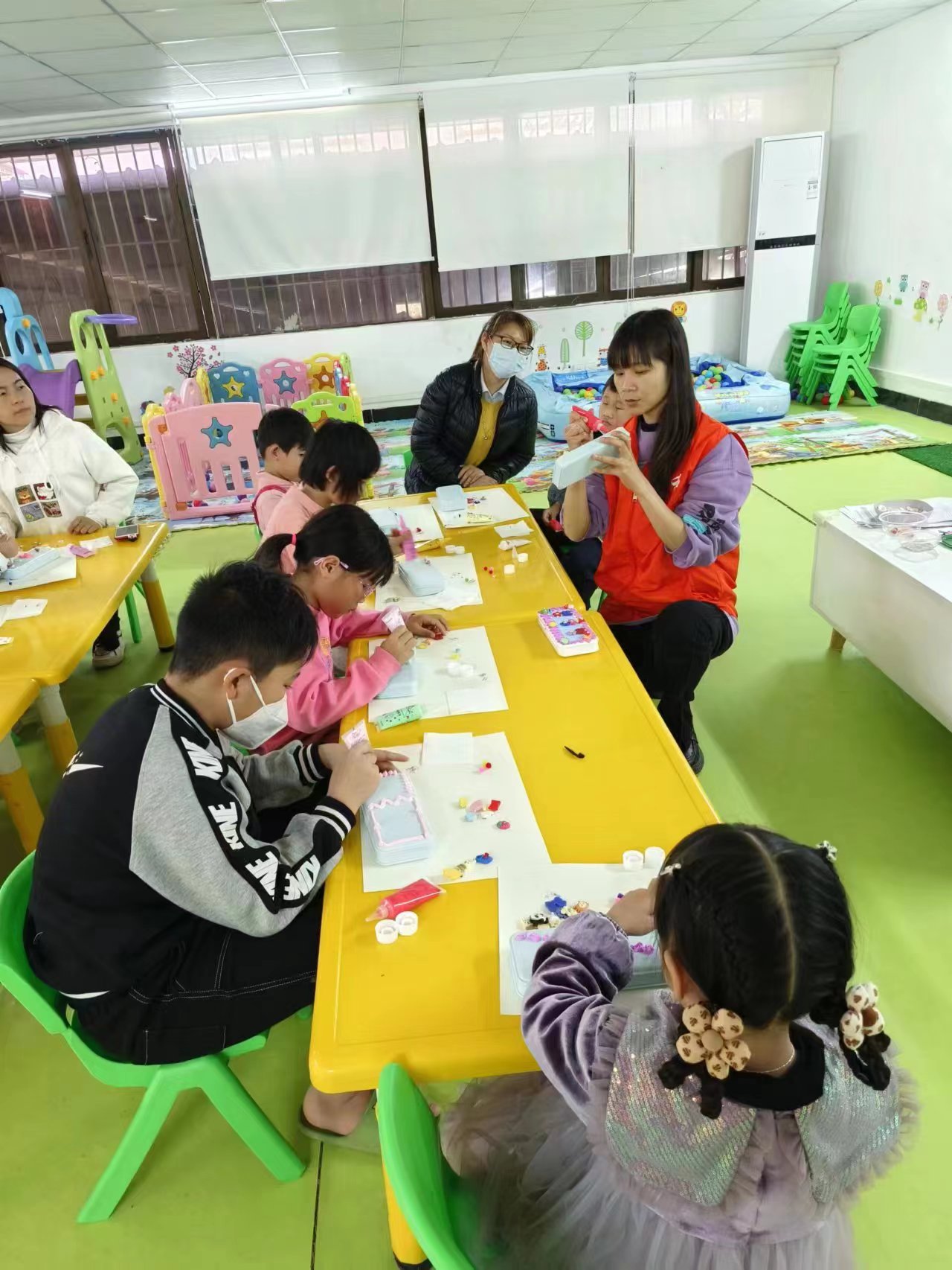 在大塘镇大塘社区儿童之家,孩子们在志愿者的带领下做手工。受访者供图.jpg