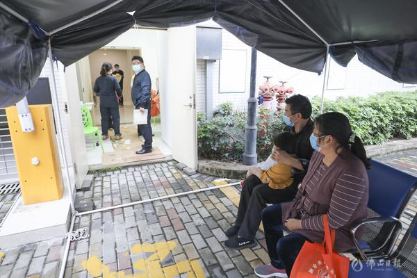 目前石湾镇街道社区卫生服务中心3月份已预约满,市民可通过电话或者微信公众号进行提前预约。图为家长带小孩前来接种。/王伟楠摄