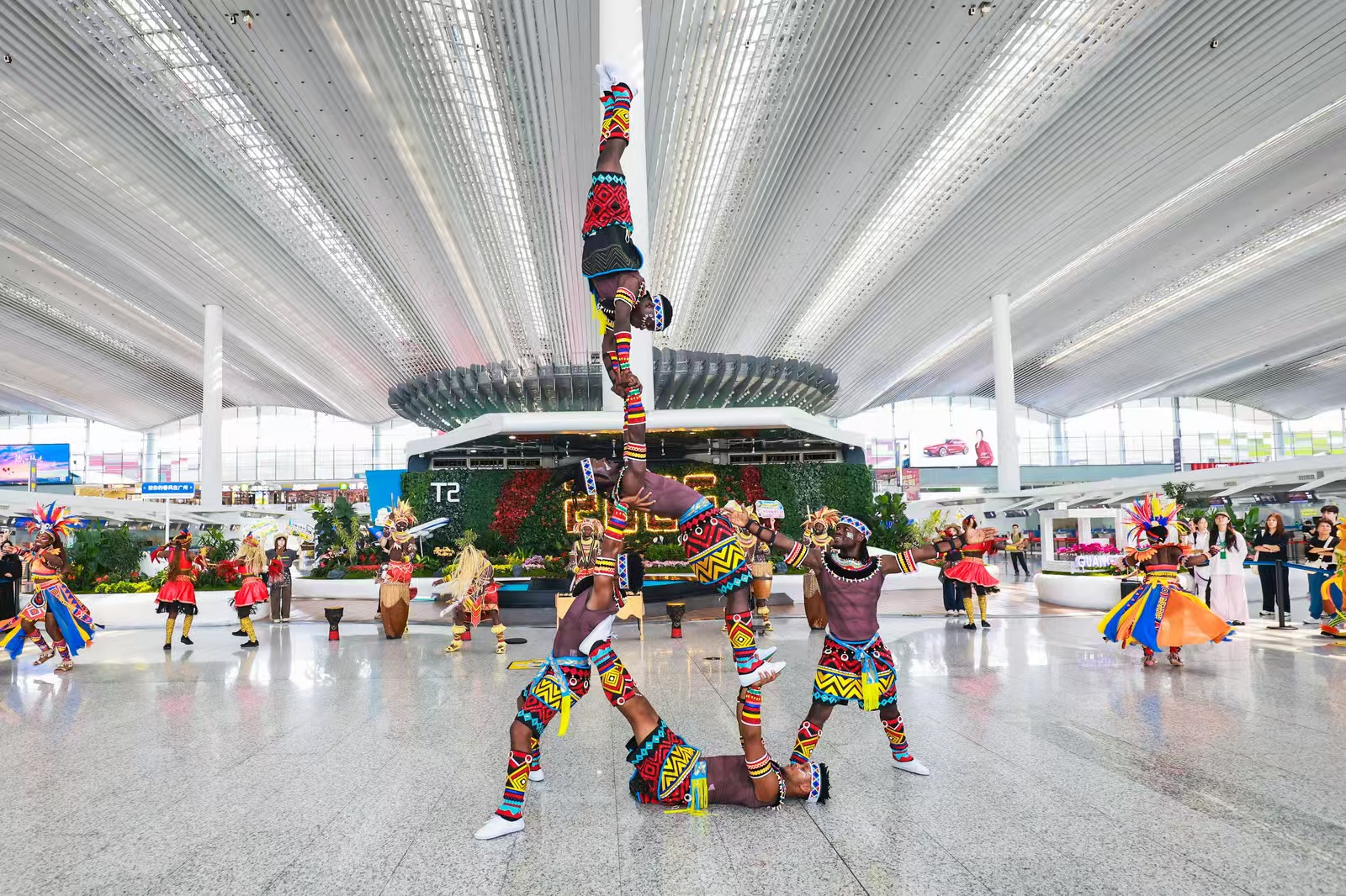 连空气都是欢乐的！白云机场联手长隆，多场快闪承包夏日抵达仪式感