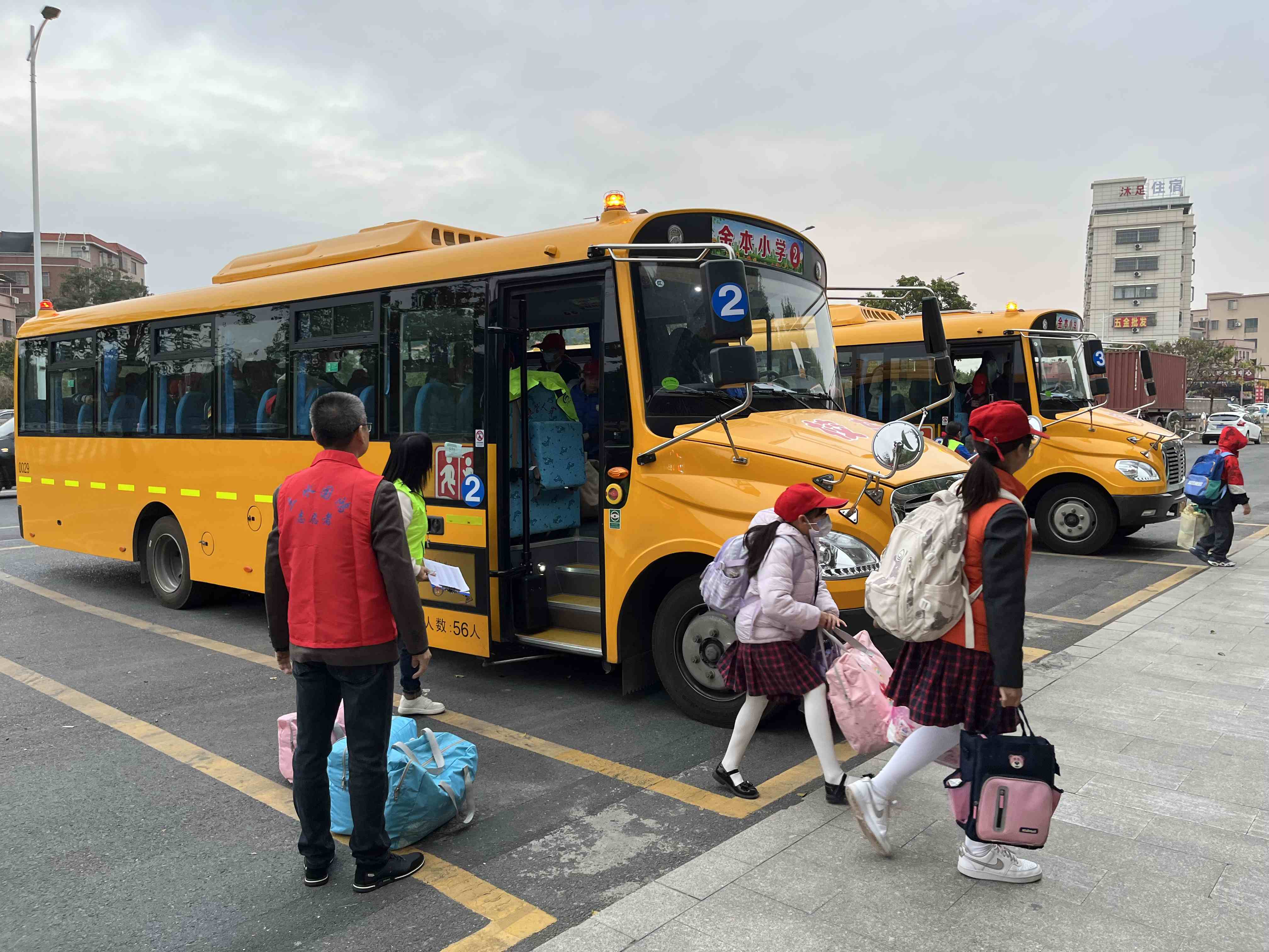 “神兽”回校更安全便捷！三水76辆新校车在新学期集中发车