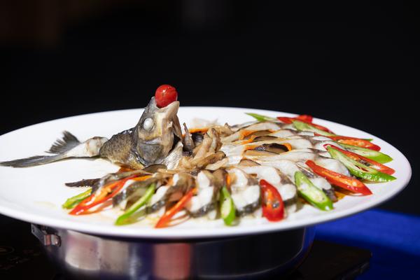 紫南美食城叙福楼出品的古法扇形蒸边鱼。图/佛山日报记者符诗贺摄