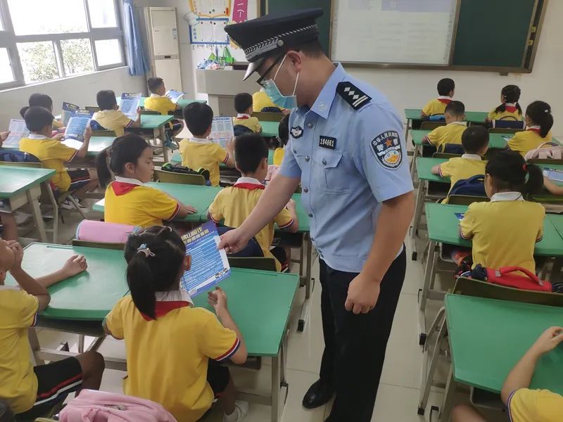 民警为学生上开学第一课。通讯员供图.jpg