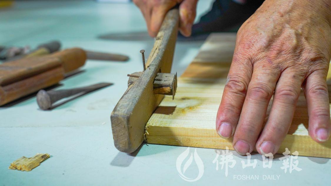 杜国枝师傅细心地将木板端口打磨光滑。佛山(5410660)-20230629193118.JPG