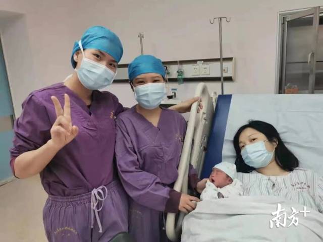 南方医科大学顺德医院内,宝妈朱女士满心喜悦。 南方医科大学顺德医院内,宝妈朱女士满心喜悦。