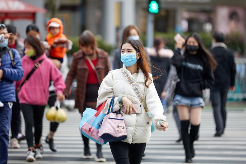 在禅城祖庙路,市民穿上冬装出行。/佛山日报记者吕润致摄
