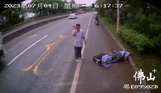 三水粤运公交驾驶员立黎定信救助老伯.png