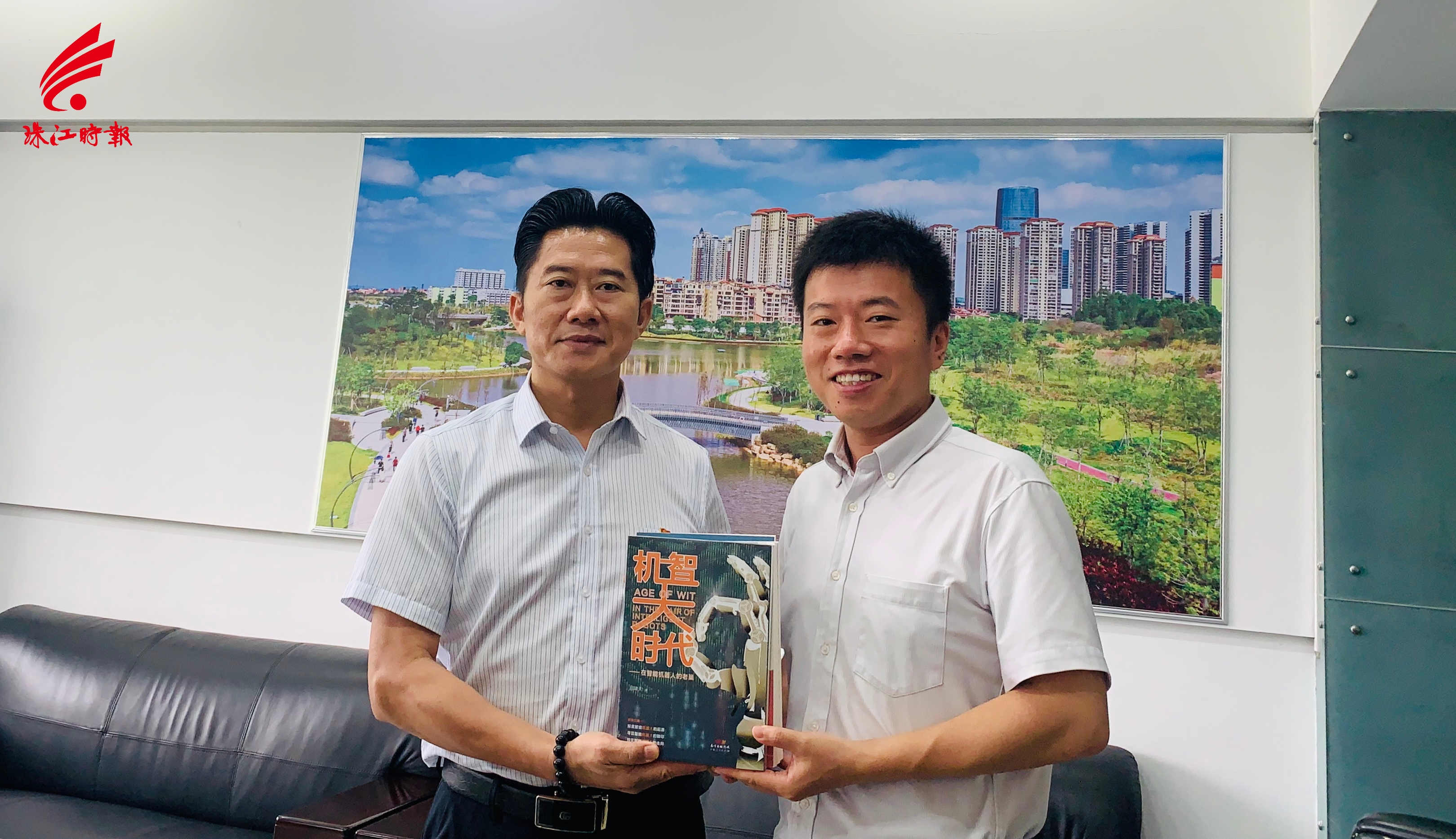 珠江时报社镇街中心副主任兼狮山全媒体新闻部主任吕啸(左)天现场赠书.jpg