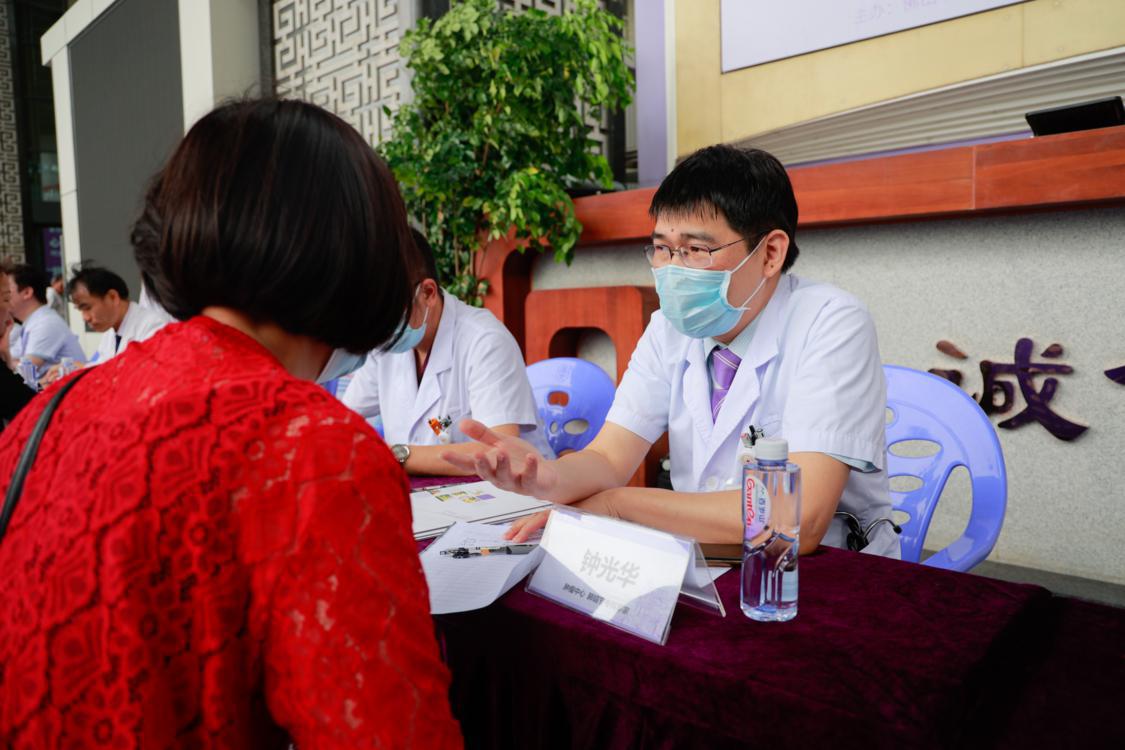 佛山禅医肿瘤中心肺结节专科专家钟光华主任为市民答疑.png
