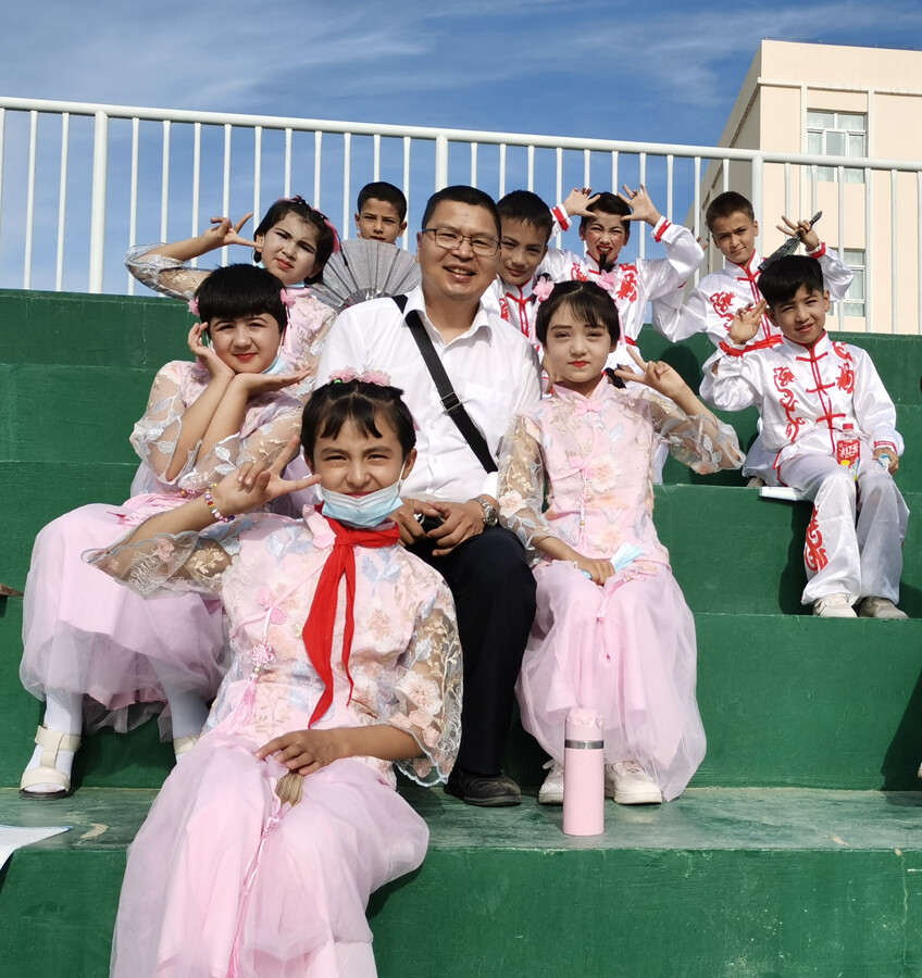 古文亮响应国家号召,前往新疆维吾尔自治区伽师县支教。 古文亮响应国家号召,前往新疆维吾尔自治区伽师县支教。