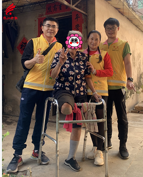 张伊婷一家帮扶残疾老人_副本.png