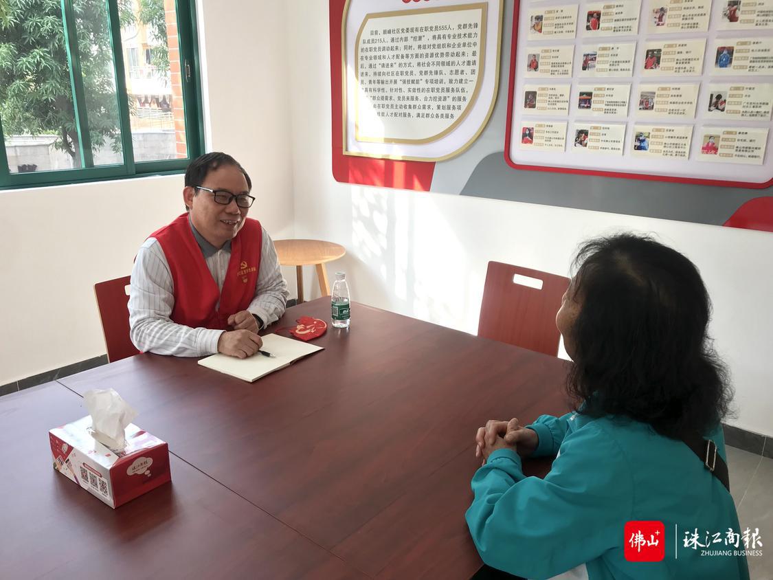 当日,在职党员共接访了5名群众,耐心记录了群众提出的意见和建议。顺峰社区提供。.jpg
