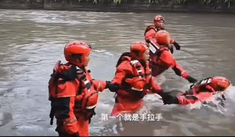 手拉手面向洪水排排站的方式不可取.gif