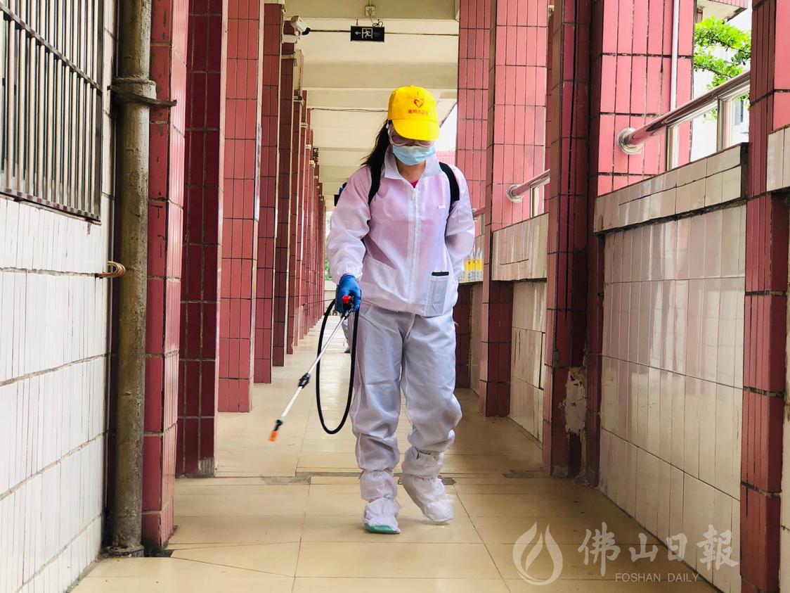 志愿者在楼道内进行消毒杀蚊。佛山日报记者陈嘉懿摄.jpg