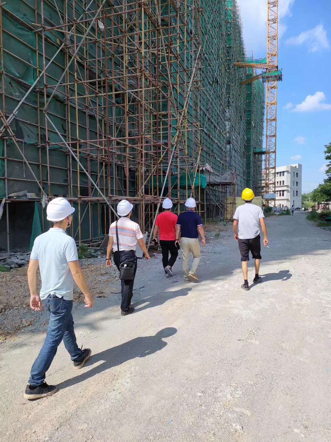 图说:三水区住建水利局工作人员对辖区在建工地进行隐患排查2。部门供图.jpg