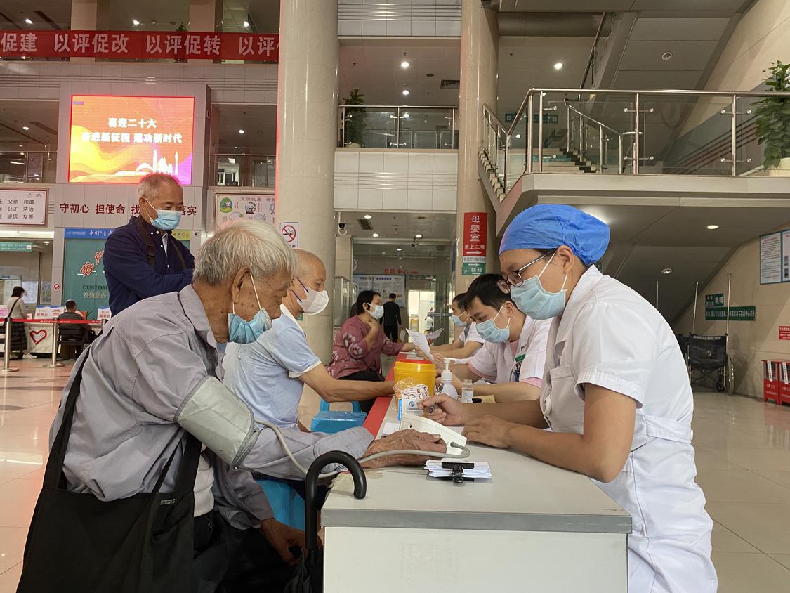 在高明区人民医院门诊部一楼大堂义诊现场,市民正在进行健康检查。区人民医院供图.jpg