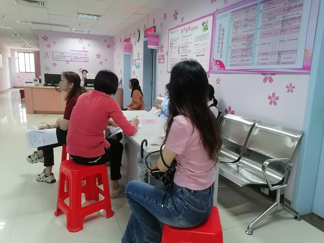 部分青年在等候婚检。.jpg