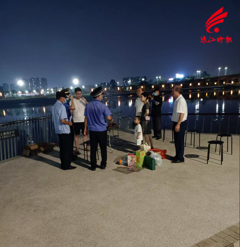 执法人员对公园游玩市民进行宣传引导.png