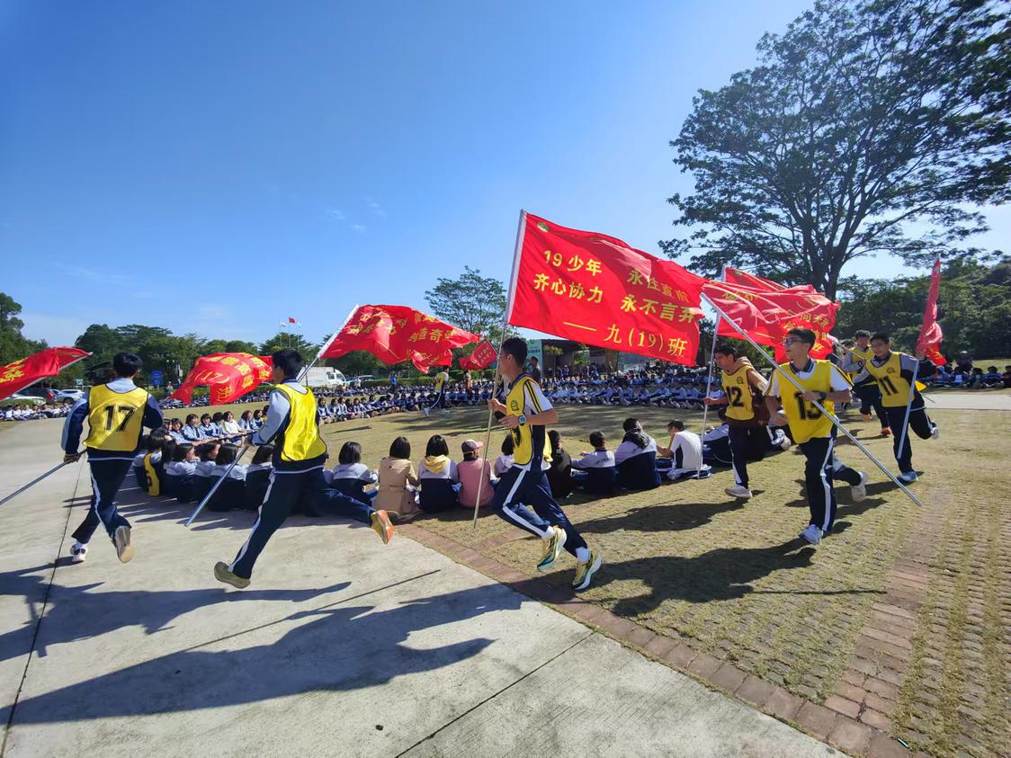 汽车营地前的拓展活动。杨广志摄.jpg