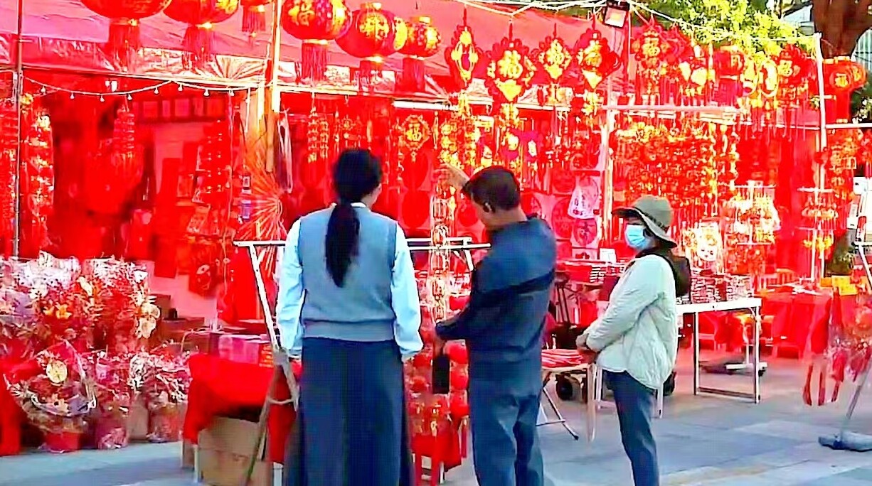 桥东迎春花市。 桥东迎春花市。