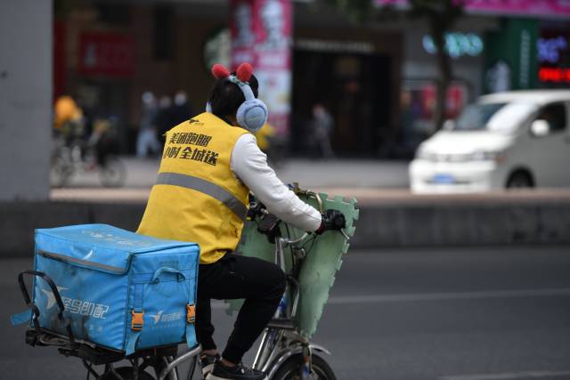 网约车司机、外卖、快递劳务等新业态从业人员也纳入了参保对象范围。(资料图片) 网约车司机、外卖、快递劳务等新业态从业人员也纳入了参保对象范围。(资料图片)