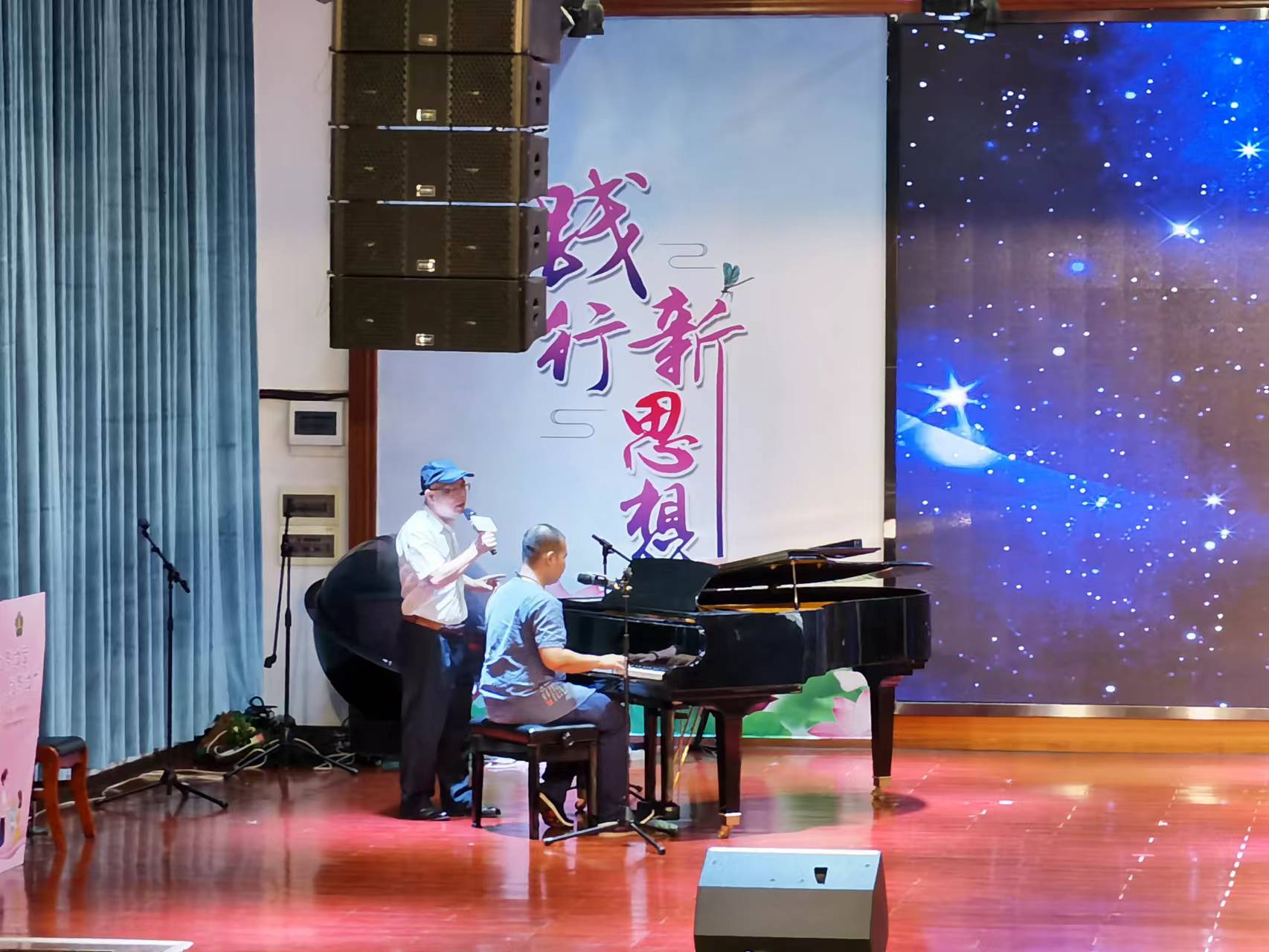 “星星的孩子”表演弹钢琴。佛山日报记者郑泽聪摄.jpg