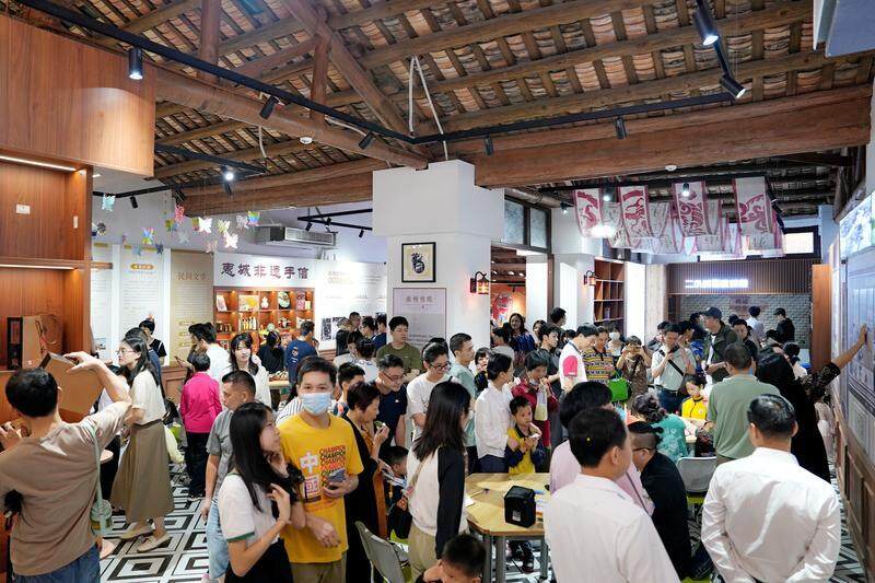 市民参观惠城区非遗展示馆。