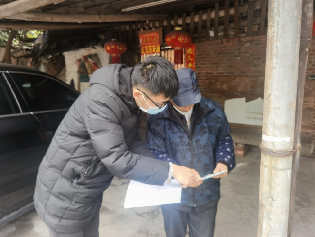 三水公证人员下乡核实。通讯员供图.png