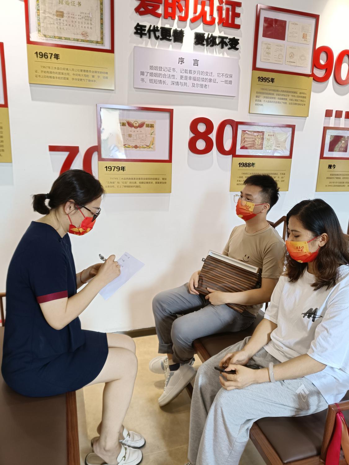 工作人员为新人做心理辅导。通讯员供图.jpg