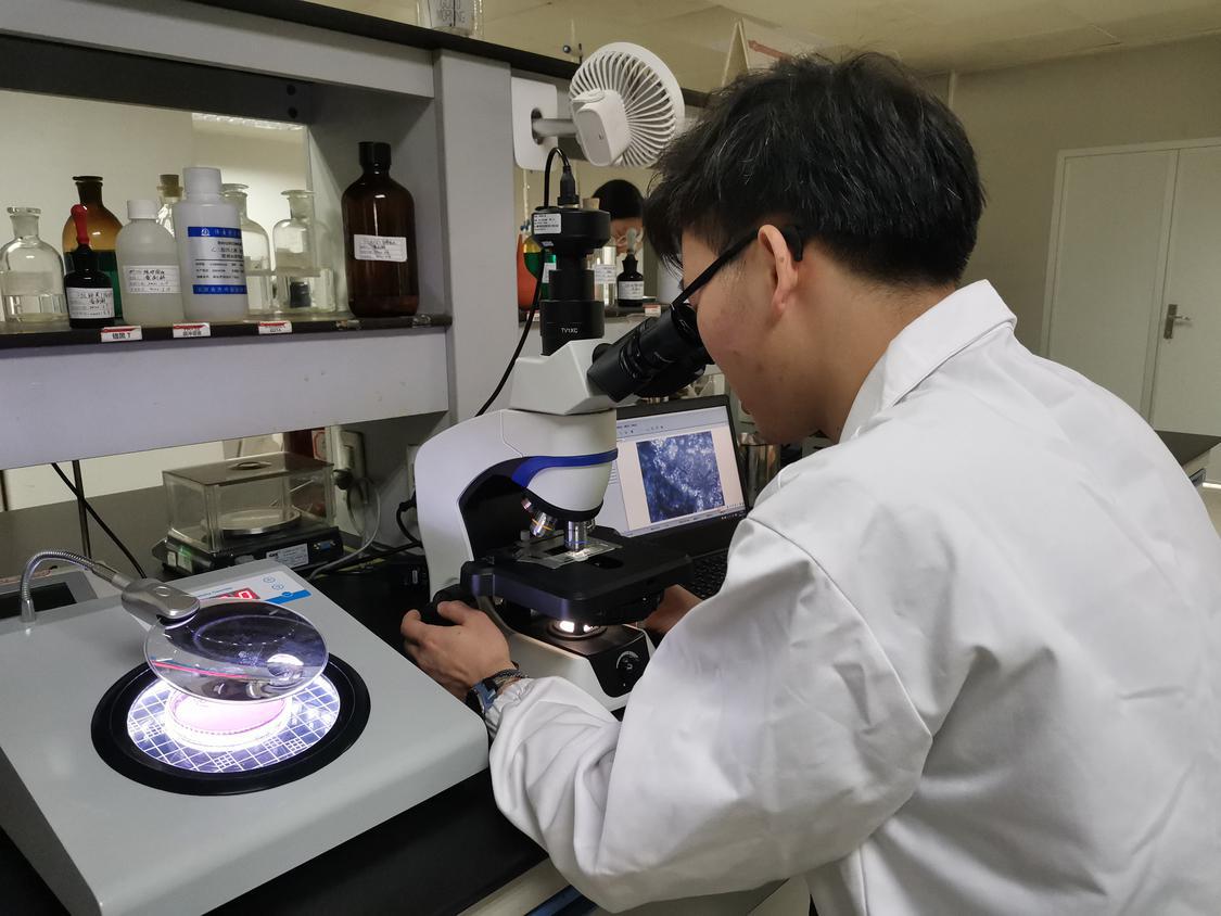 远航酒业技术人员正在对产品进行检测。.jpg