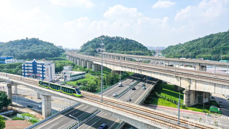2021年8月17日,南海新交通列车在三山新城试运行。搭乘南海新交通可使用羊城通及广佛通通行,并与广州市公交、广州地铁线网、广佛线实现互联互通。佛山日报影友霍伟权摄