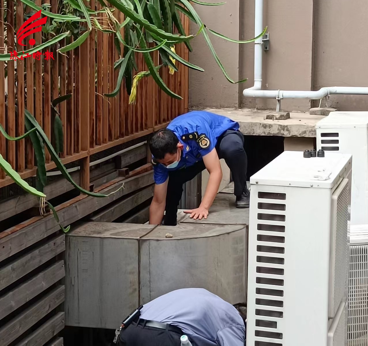 执法人员检查油烟管道.jpg