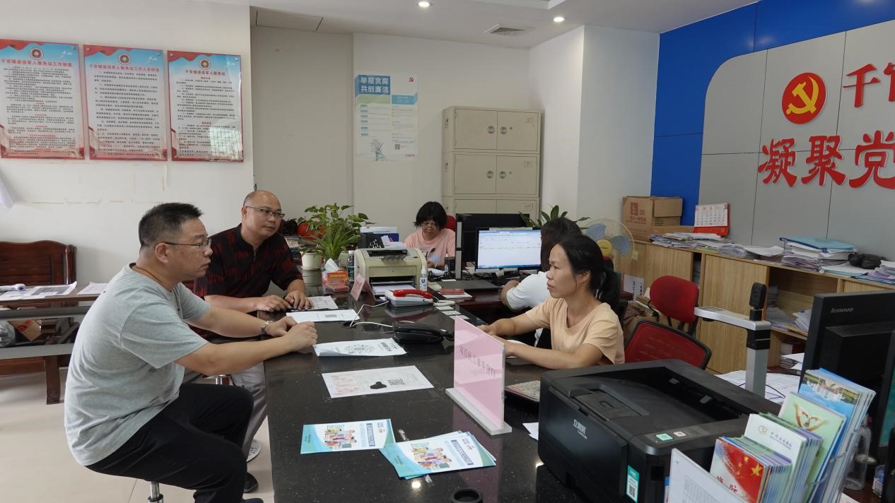 佛山工作队前往当地相关部门解决老人安置问题。(通讯员供图).jpg