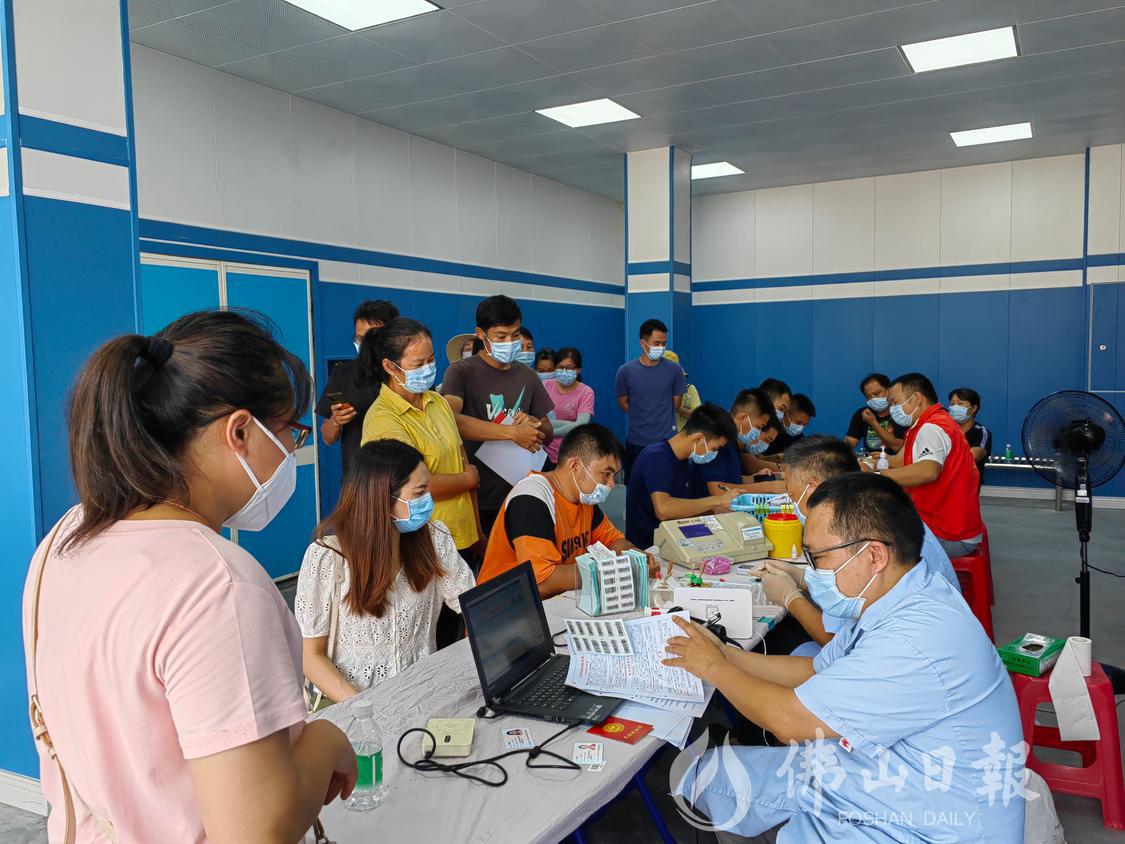 高明血站在佛山市公安局高明分局明城派出所举行无偿献血活动,吸引40多名干部职工参与。部门供图.jpg