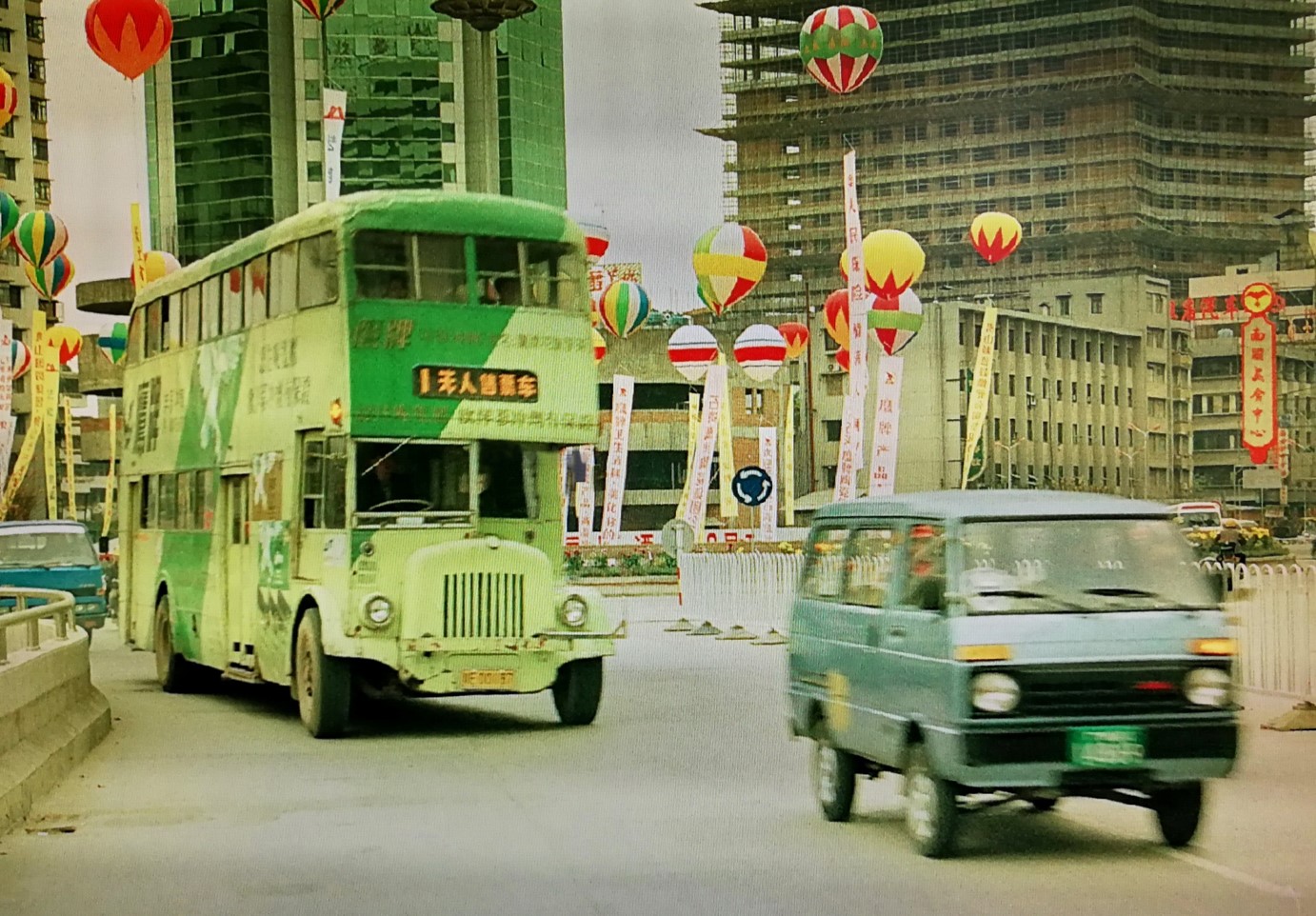 1989年 , 佛山市从香港引进的20台双层巴士经改装后使用 , 当时无人售票是相当时髦的 。.jpg