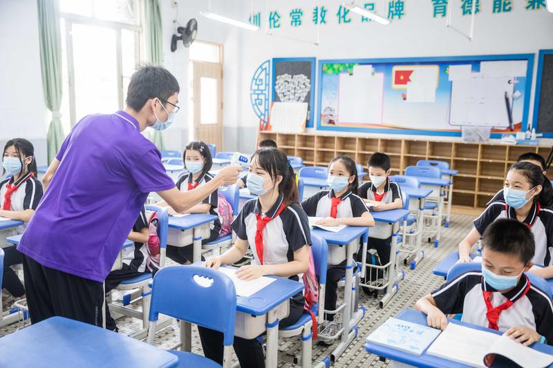 演练中,一名“学生”发烧,老师进行体温测试。/佛山日报记者王伟楠摄
