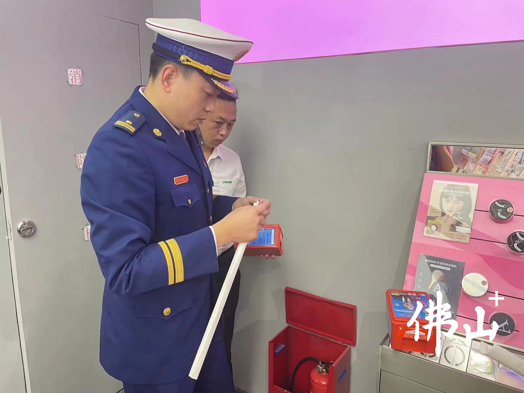 三水区消防救援大队三级指挥长陈立现场教学消防器材真伪识别情况。通讯员供图.jpg