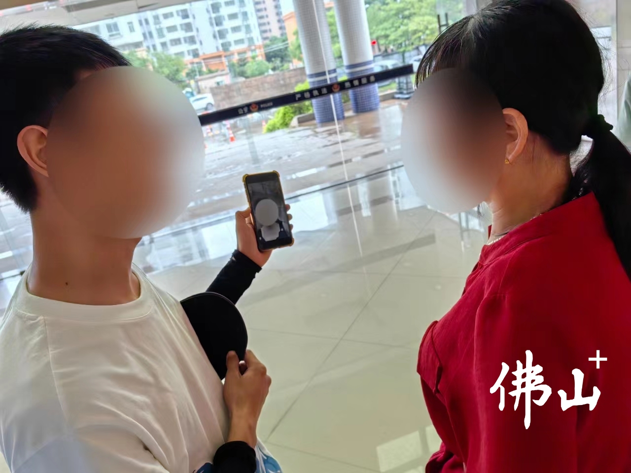 市民阿彬在三水公安民警帮助下终于找到失联多年的母亲。.jpg