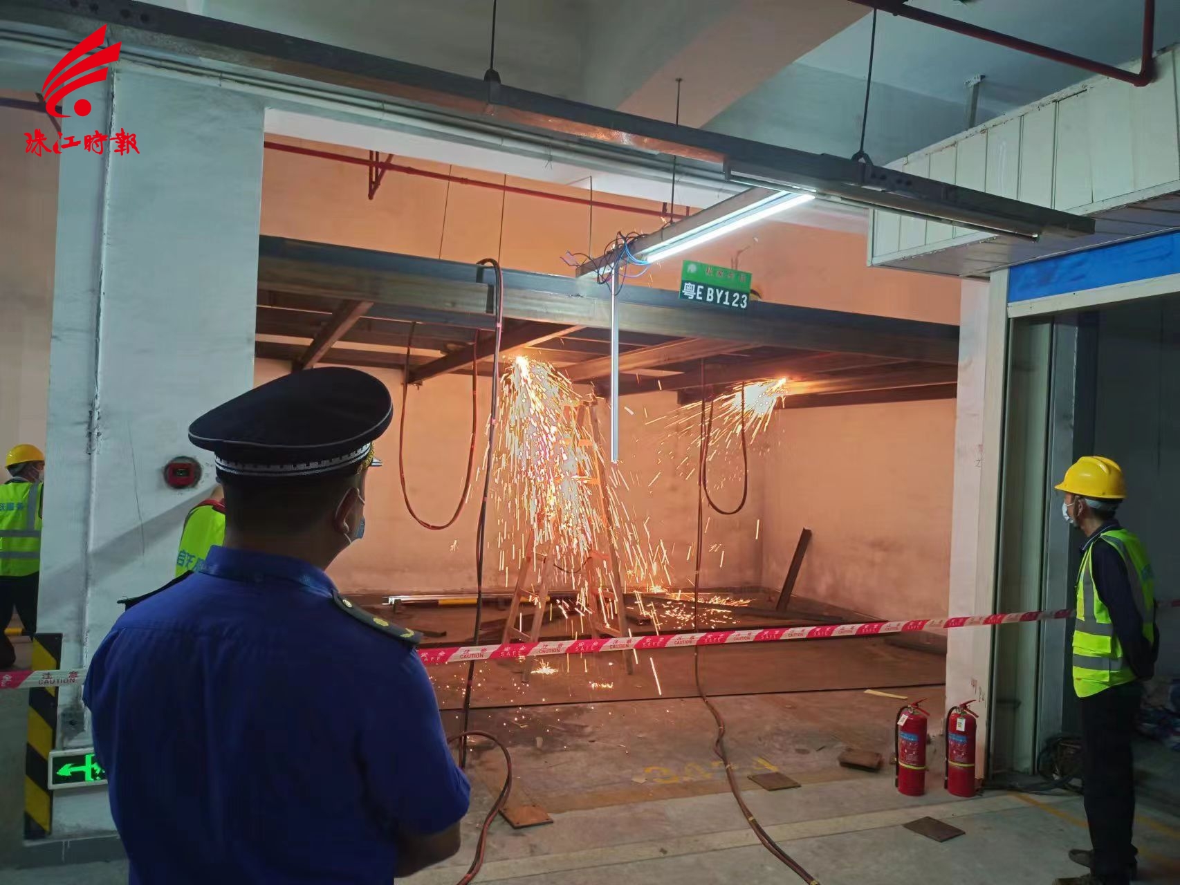 组织施工队拆除违法搭建钢架结构.jpg