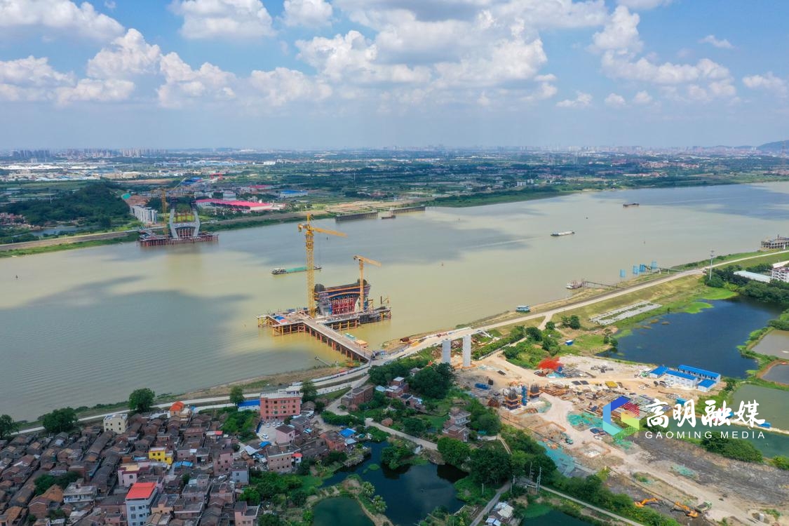 2021年7月,建设中的富龙西江特大桥工程。