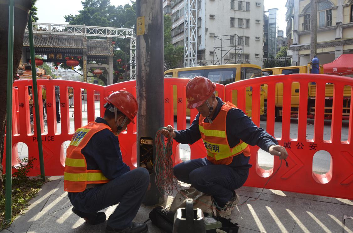 照明工人在检修路灯.JPG