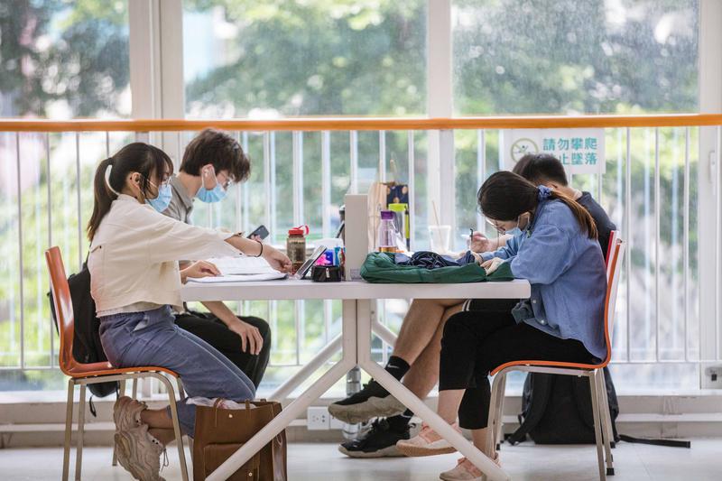 8月29日,佛山市图书馆,不少学生到图书馆做作业、复习功课,提前进入学习状态。/佛山日报记者王伟楠摄