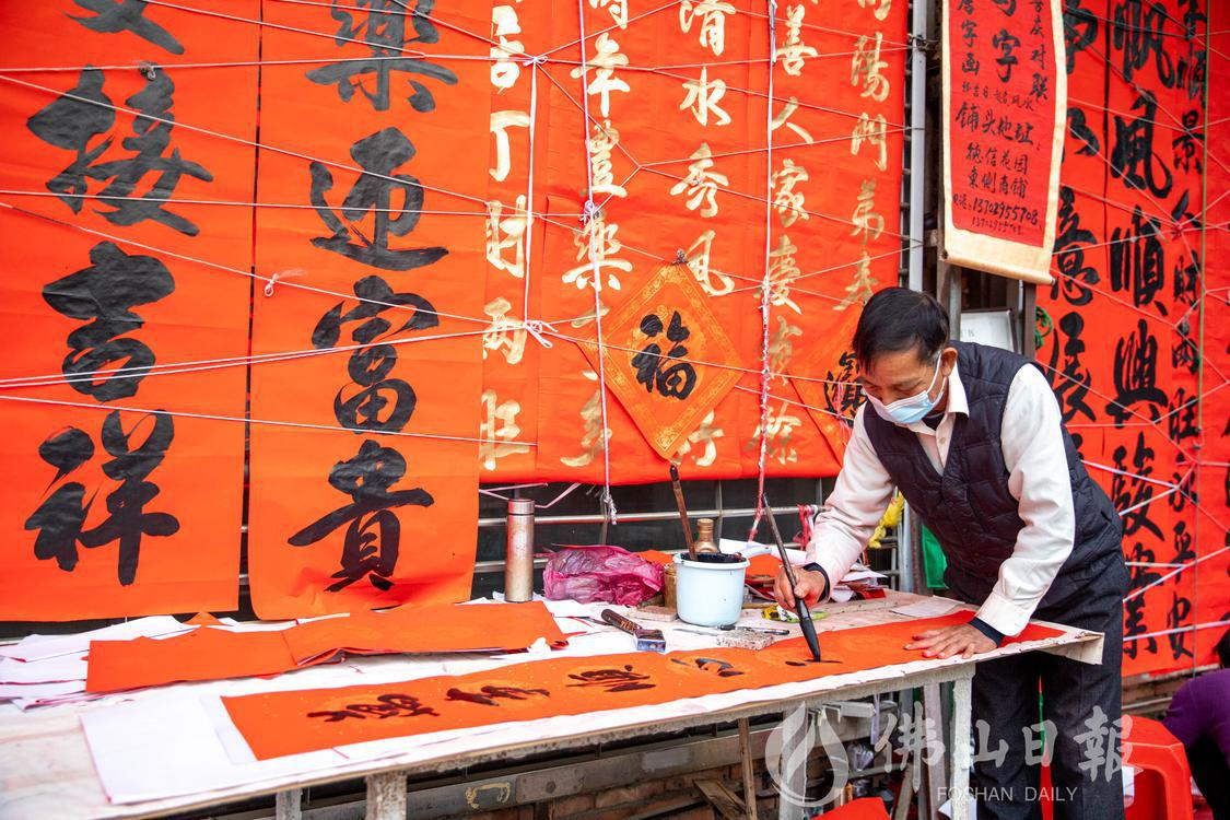 高明沧江路旁,书法师傅的挥春受到市民欢迎(3979328)-20230112193859.jpg