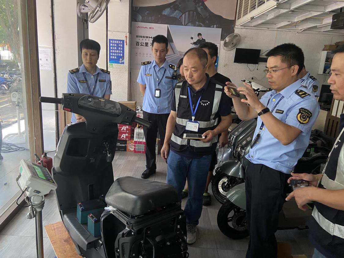 区市场监管人员对照电动自行车相关国家标准进行检查。.png