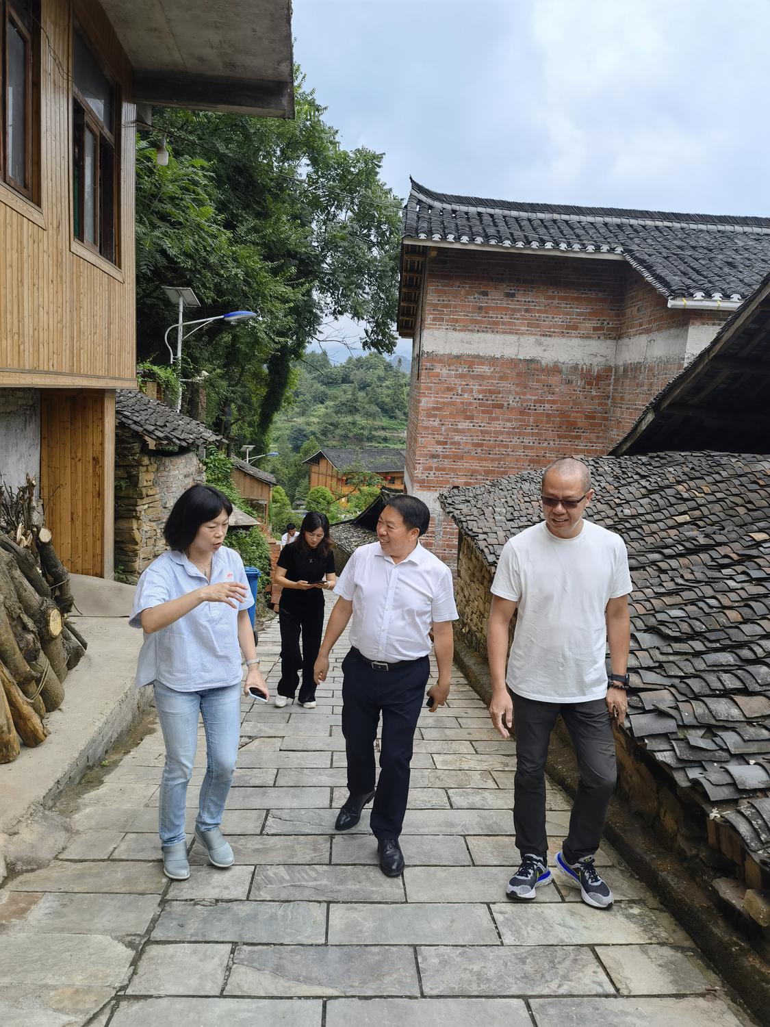 剑河县委书记袁尚凯(中)陪同口岸文旅董事长陈佩芳(左)、执行董事胡健恒考察剑河文旅资源.JPG